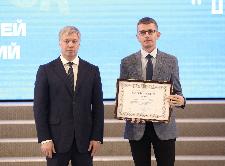 Губернатор Алексей Русских наградил лучших работников Корпорации «Правительство для граждан»