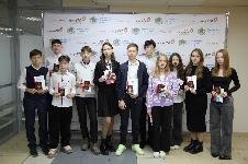 В МФЦ Ленинского района Ульяновска торжественно вручили паспорта РФ 13 подросткам 